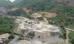 Video: Mỏ khoáng sản ồ ạt khai thác rồi chậm hoàn thổ khiến núi đồi trơ trụi