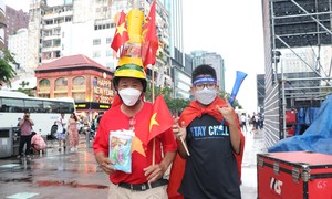 Video: Phố đi bộ Nguyễn Huệ ‘nóng hừng hực’ trước trận bán kết SEA Games 31