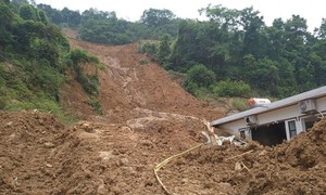 Vụ sập tường nhà ở Vĩnh Phúc: 'Nhìn thấy cháu tôi lại không kìm được nước mắt’