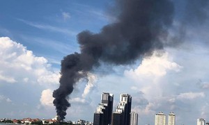 Hà Nội: Cháy kho hàng, cột khói bốc cao hàng chục mét 