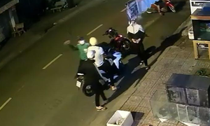 Chặn đường, đánh người, xịt hơi cay để cướp xe ở Tân Phú