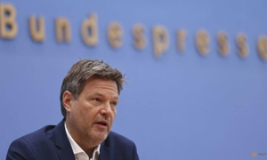 Phó Thủ tướng kiêm Bộ trưởng Kinh tế và Bảo vệ khí hậu Đức Robert Habeck phát biểu tại một cuộc họp báo tại Berlin, ngày 6-4