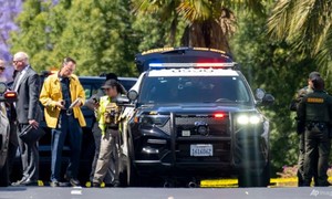 Lực lượng cảnh sát và các nhà điều tra có mặt tại nhà thờ Geneva Presbyterian ở Laguna Woods, California, ngày 15-5.
