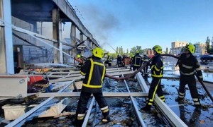 Lực lượng cứu hộ dập tắt đám cháy bùng phát tại trung tâm mua sắm bị Nga không kích ở TP Kremenchuk, vùng Poltava, Ukraine, ngày 27-6.