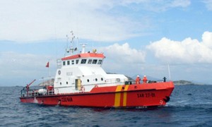 Tàu hàng Hồng Kông cứu 4 ngư dân bị nạn ở biển Khánh Hòa 