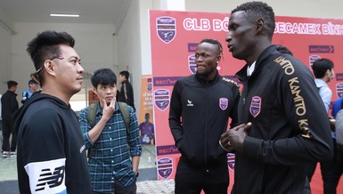 Lời xin lỗi ‘hoang dã’ như cách sút của Mansaray