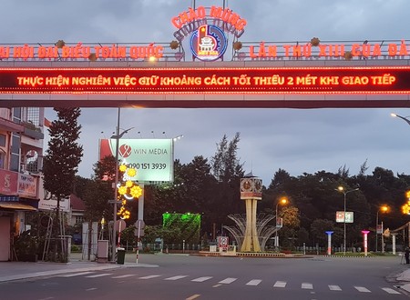 Hình ảnh đường phố vắng lặng của TP Biên Hòa sau 18 giờ