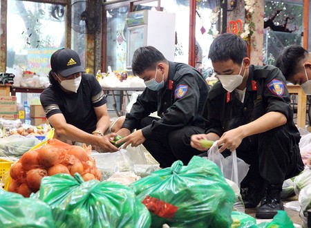 Người dân lo chỗ ăn ở cho cán bộ, chiến sĩ tham gia chống dịch