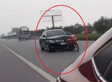 Ô tô tông chết người, kéo rê xe máy thêm 1 km