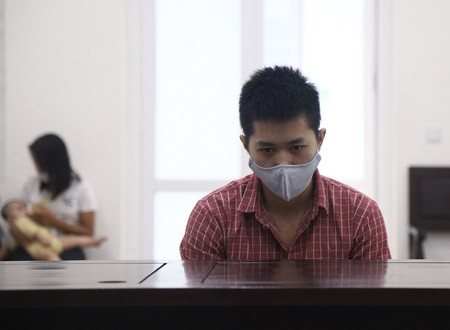 Bé gái bị mẹ ruột bạo hành, người tình của mẹ nhiều lần xâm hại