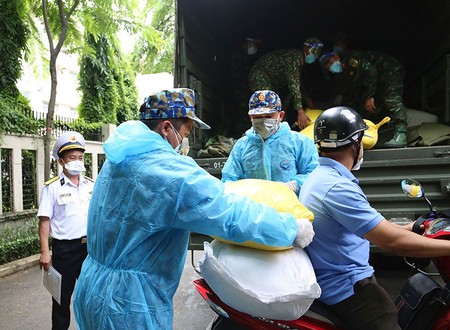 Video: Xe vận tải quân sự vượt mưa bão, mang 10 tấn gạo tặng người dân TP.HCM