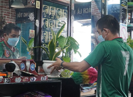 Video: Chủ các tiệm tóc, quán bún bò ở TP.HCM hối hả dọn dẹp để mở cửa trở lại 