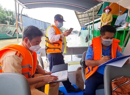 Người điều khiển phương tiện thủy gặp khó trong xét nghiệm COVID-19