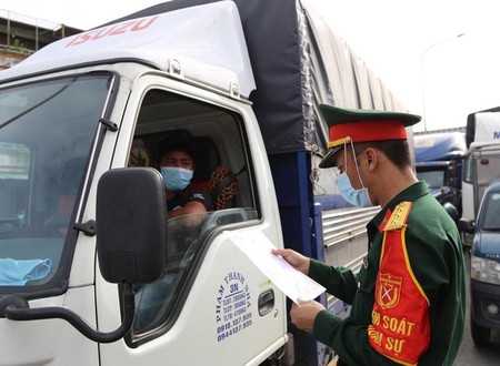 Hỏa tốc đề nghị các tỉnh ưu tiên tiêm vaccine cho lái xe vận tải liên tỉnh...