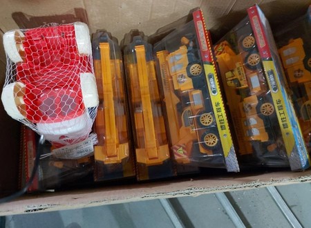 Đột kích kho đồ chơi Trung thu 'Made in China' khủng nghi vi phạm