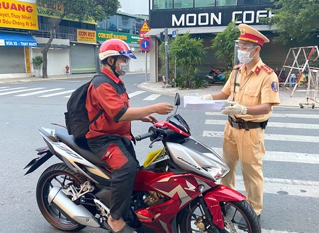 Ra đường để tới ngân hàng giao dịch có bị xử phạt không?