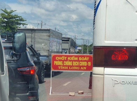 Long An: Người tiêm 2 mũi vaccine được qua chốt kiểm soát