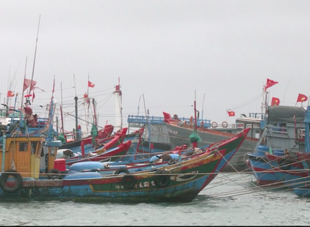 Sà lan chìm, 13 người đang trôi dạt trên vùng biển nguy hiểm ở Lý Sơn 