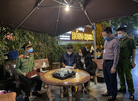 Tạm đình chỉ 3 chủ tịch phường vì để các cơ sở ăn uống vi phạm phòng dịch