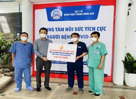 Trao tặng 3.000 túi thuốc hỗ trợ điều trị F0 ở TP.HCM