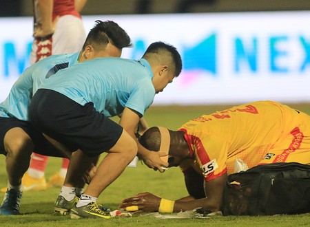 CLB thiệt hại lớn, VPF chỉ lo mất hợp đồng mùa sau