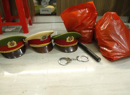 Vây ráp một căn nhà ở Bình Dương, bắt giữ kẻ giả danh công an lừa đảo