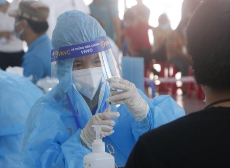 Sau vài ngày tiêm trên diện rộng, Bình Dương xin thêm 1 triệu liều vaccine