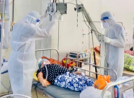 Bác sĩ tự tay vuốt mặt người quá cố