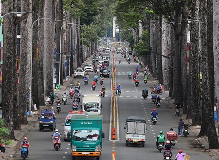 Đường phố TP.HCM đông đúc khi hàng ngàn shipper hoạt động trở lại