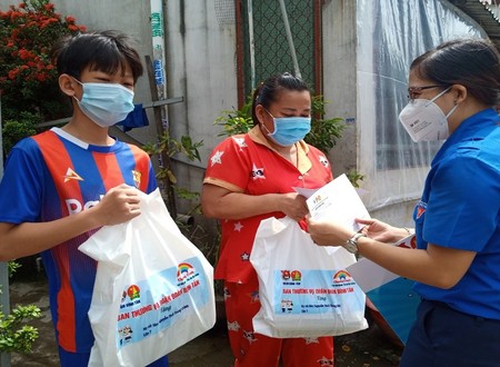 Quận Đoàn Bình Tân tặng quà cho con em công nhân có hoàn cảnh khó khăn