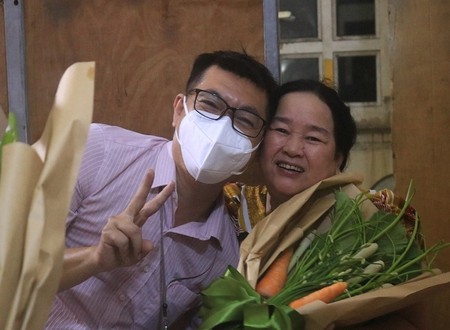 Độc đáo 'hoa' rau củ dành tặng người khuyết tật bán vé số