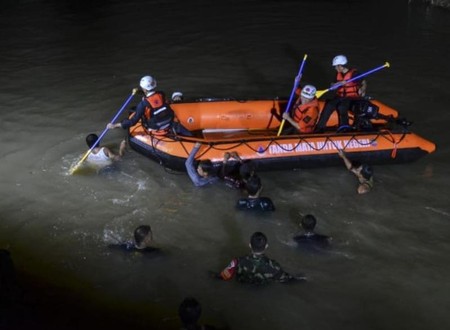 Indonesia: Dọn rác bờ sông, 11 học sinh trượt chân chết đuối
