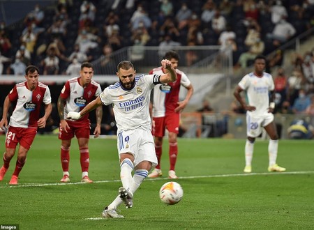 Benzema lập hat-trick, Real Madrid thắng ngược Celta Vigo lên đầu bảng