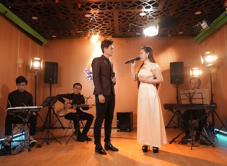 Bản sao Đan Trường bất ngờ song ca tình tứ cùng Tiểu Giao Linh