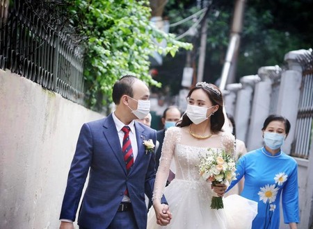 MC thời tiết Xuân Anh hạnh phúc khoe ảnh đón dâu mùa COVID