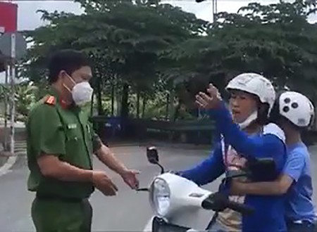 Ra đường không nói lý do và chửi công an, người phụ nữ bị xử phạt