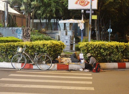 Chùm ảnh: TP.HCM đêm đầu tiên hạn chế người dân ra đường sau 18 giờ