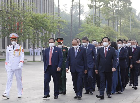 Lãnh đạo Đảng, Nhà nước và các ĐBQH vào lăng viếng Chủ tịch Hồ Chí Minh