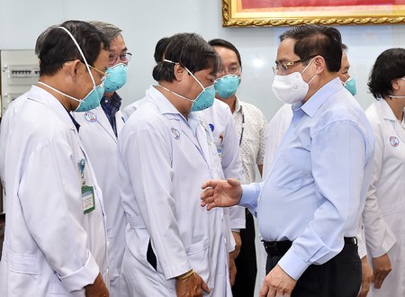 Thủ tướng yêu cầu chi viện kịp thời cho các nơi có nhiều ca nhiễm, bệnh nặng