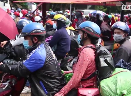 Video: Hơn 10.000 người dân về quê tránh dịch, gây quá tải