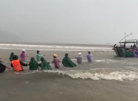 Video: Bộ đội biên phòng dầm mưa giúp ngư dân kéo tàu thuyền lên bờ tránh bão