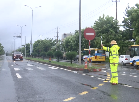 Video: Công an Đà Nẵng dầm mưa, siết chặt kiểm soát xe tại cửa ngõ TP