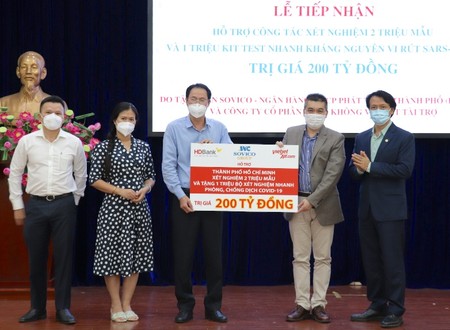 Video: Sovico, HD Bank, VietJet tặng TP.HCM 1 triệu bộ kit xét nghiệm COVID-19