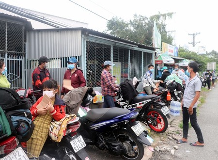 Video: Vất vả hành trình người dân tự về quê tránh dịch