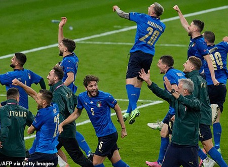 Ý lập kỷ lục bất bại, chuyên gia bóng đá Anh lo ngại