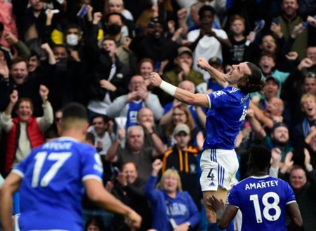 Ronaldo bất lực nhìn MU thảm bại toàn diện trước Leicester City