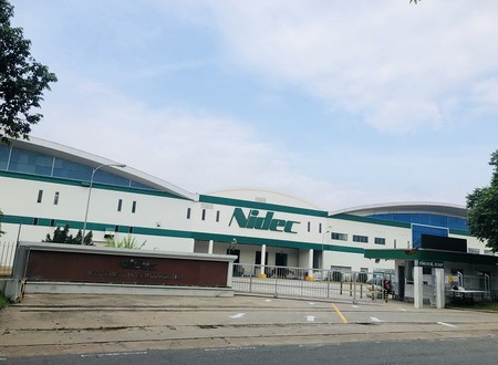 Ngày đầu mở cửa, khu công nghiệp vắng lặng vì... chờ hướng dẫn