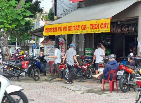 Tiệm sửa ô tô, xe máy đắt khách trong ngày đầu mở lại 