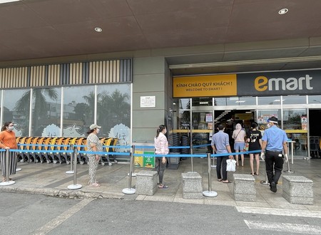 Chiều 4-10, siêu thị Emart đã được mở cửa trở lại 