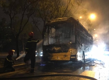 Cháy xe khách khi đang chạy, trên xe chỉ có 1 mình tài xế 